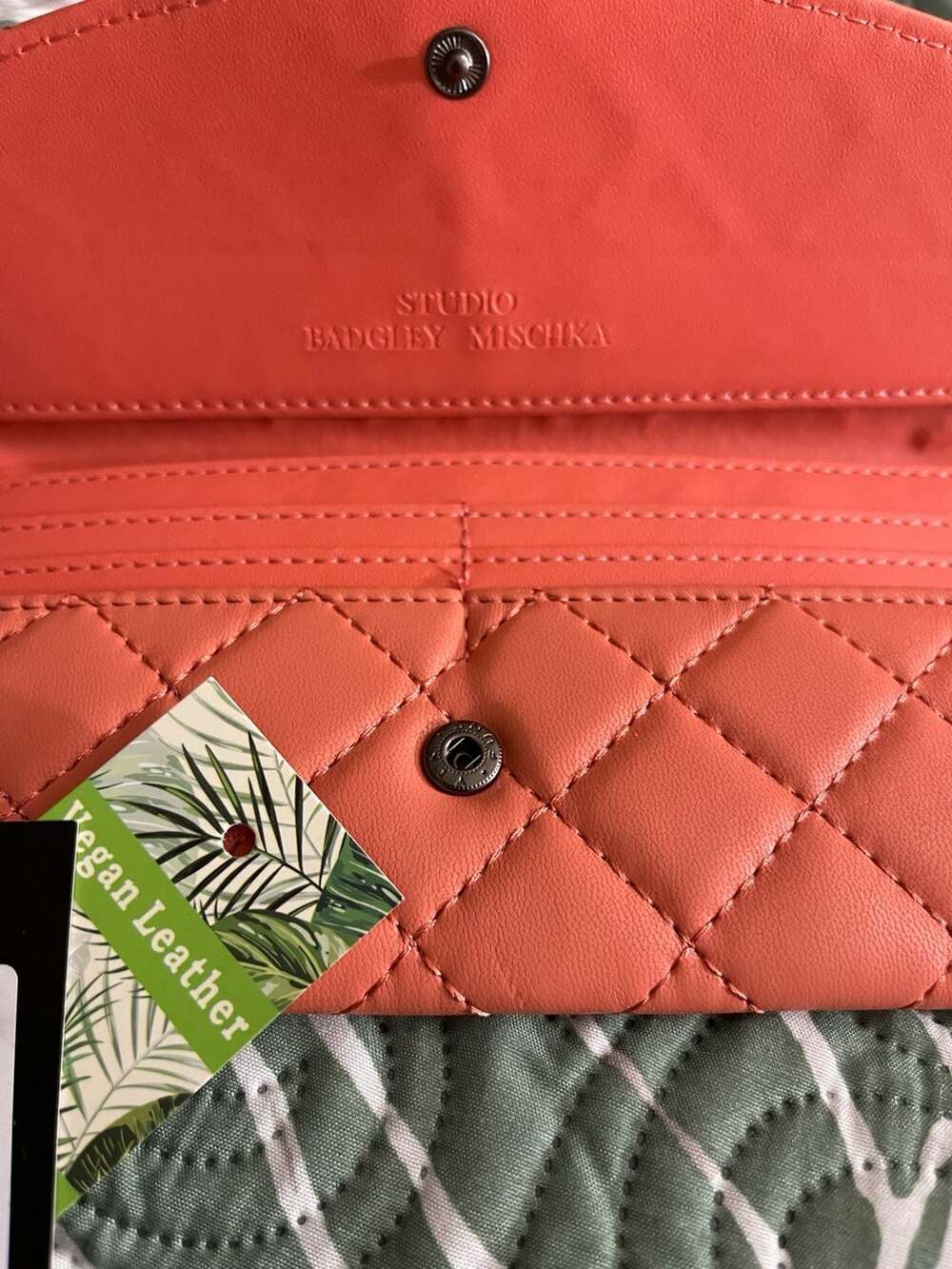 Studio Badgley Mischka Diamond Quilted Cover Wallet Coral Vegan Leather NWT - Picture 4 of 4